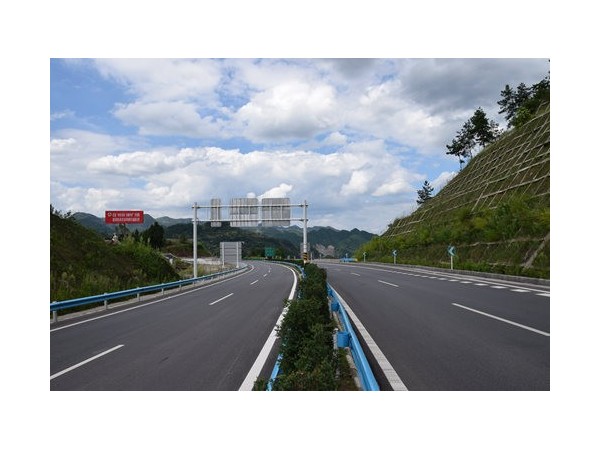 在無網(wǎng)絡(luò)區(qū)域?qū)崿F(xiàn)高速公路配電室監(jiān)控系統(tǒng)必選這款主機(jī)！